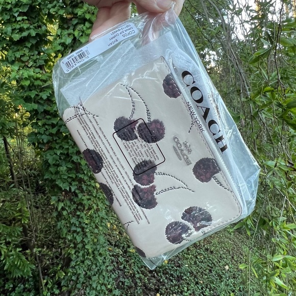 COACH Corner Zip Leather Wristlet With Cherry Print DCF05 NWT AUTHENTIC - Picture 4 of 10